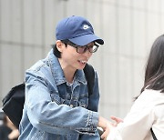 [E포토] 유재석, '유느님의 친절한 팬서비스'