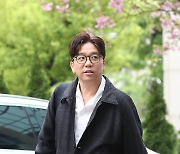 [E포토] 이적, '봄꽃 핀 방송 출근길'