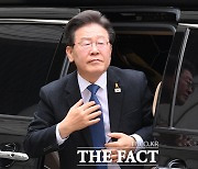 '세월호 10주기' 노란리본 달고 법원 출석한 이재명 [포토]