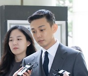 [현장포토] "두 손 꼭 쥐고"…유아인, 착잡한 출석