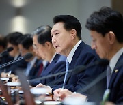 與 “尹, 국정 우선순위 오직 민생…정부·여당 심기일전할 것”