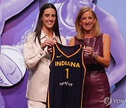 새 시대의 서막, '코트 위의 천재' 케이틀린 클라크, WNBA 인디애나 피버의 1순위 지명으로 화제