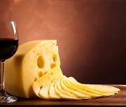 찰떡 궁합 ‘와인+치즈’… 심장 박동 이상하게 만들 수 있다