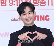 [IS포커스] “박지은 작가와 시너지” 김수현, ‘눈물의 여왕’으로 다시 비상