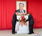 북한, 김일성 생일 ‘태양절’ 대신 ‘4·15’로···“선대 이미지 지우기 추정”
