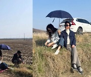 김국진♥강수지, 소탈한 논밭 데이트…양산 씌워주는 달달함