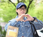 [MD포토] 유재석 '팬 손편지 받고 인사'