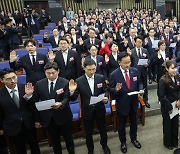 결의문 낭독하는 배준영-김예지 당선인