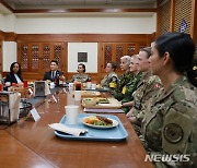 주유엔 미국대사, DMZ 여성 장병들과 식사