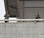 남측 주시하는 북한군