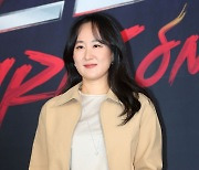 포즈 취하는 선우정아