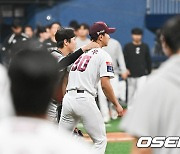 데뷔 첫 세이브 주승우,'김재현 포수 축하 받으며' [사진]