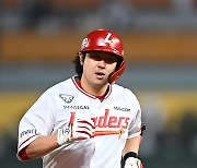 [ST포토] 최정, 최다 홈런.. 이승엽과 KBO 공동 1위