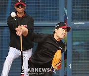 [포토] 김경태 코치 '눈 뜨고 던져라'