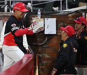 이우성 '이범호 감독의 축하 받으며'[포토]