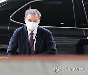 외교부 들어서는 일본 다이스케 총괄공사