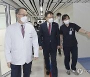 국립중앙의료원 비상진료 의료현장 점검하는 조규홍 장관