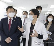 국립중앙의료원 비상진료 의료현장 점검하는 조규홍 장관