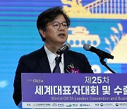 월드옥타 개막 환영하는 성기홍 연합뉴스 사장