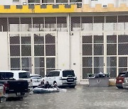 [포토] 두바이에 홍수 발생하자 보트로 현장을 빠져나오는 주민들