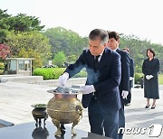 [동정]김현기 서울시의회 의장, 4·19혁명  64주년 기념 참배