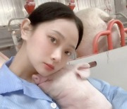 중국 돼지농장 미모의 대졸 여직원 화제, 받는 월급이?