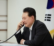 기시다 “尹과 전화 회담…한·일, 한·미·일 협력 심화 의견 일치”