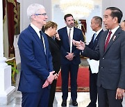 애플, 인도·베트남 생산 확대 이어 "인도네시아 제조도 검토"