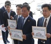 ‘검 특활비 논란’ 칼 빼든 민주당, 윤 대통령·한동훈 공수처 고발