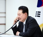 윤 대통령, 기시다 총리와 15분 통화…"한일 긴밀 협력"
