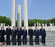 김현기 의장, 4·19혁명 기념 참배…"정신 계승하겠다"
