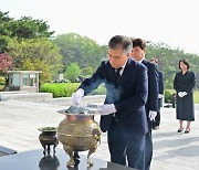 김현기 서울시의회 의장, 제64주년 4·19혁명 기념 참배