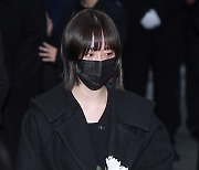 [TD포토] 허영지 '절친 박보람 떠나보내는 슬픔 가득한 발걸음'