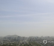 파란 하늘 아래 미세먼지 짙은 서울 도심