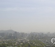 파란 하늘 아래 미세먼지 짙은 서울 도심