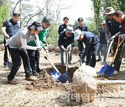 [포토]나무심기에 나선 대한상공회의소