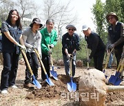 [포토]나무심기에 앞서 포즈 취하는 내빈들