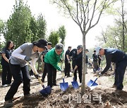 [포토]도시숲 나무심는 대한상의-산림청