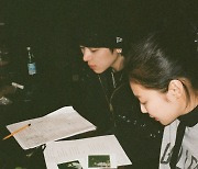 지코, 블핑 제니와 녹음실서 포착…26일 신곡 '스팟!' 발표