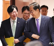 김소영 금융위 부위원장과 대화하는 한덕수 총리