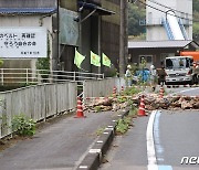 [포토]일본 서남부 6.3 지진…고속도로 막은 토사
