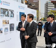 한국보도사진전 찾은 이재명 대표
