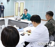 국군병원 의료진과 대화하는 한덕수 총리