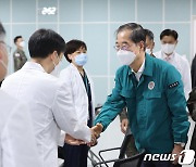 국군병원 의료진 격려하는 한덕수 총리