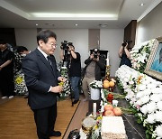 고 박종철 열사 어머니 빈소 조문하는 이재명 대표