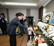고 박종철 열사 어머니 빈소 조문하는 이준석 대표