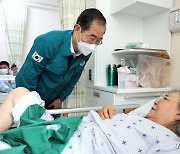 국군수도병원 환자와 대화하는 한덕수 총리