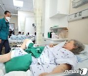 국군병원 환자 위문하는 한덕수 총리