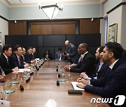 퍼거슨 하원의장과 회담 갖는 김진표 국회의장