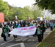[포토]경남 장애인단체 거리 행진 “자립 보장하라”
